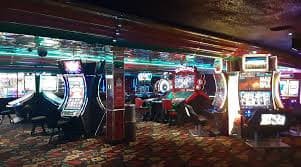 Studio Baccarat Tanpa Komisi petir388 dengan dealer langsung, meja kartu, dan kamera multi-sudut HD